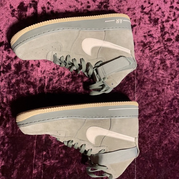 Nike airforce 1 olive green suede high tops. - Picture 4 of 7